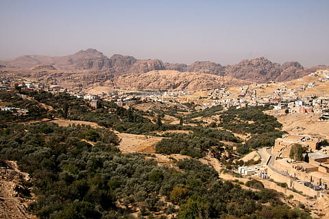 wadi musa, jordan, antenne, udsigt, bygninger, Mark, bjergkæder, bjergkæde, træ, Skov, bygning, ørken, bjerg, plante, miljø, natur, rejsemål, jord, landskab, arkitektur, scenics - natur, høj vinkel visning, rejse, bygning udvendig, bygget struktur, ingen mennesker, dag, udendørs, himmel, boligområde, tørt klima, 4K, CC0, offentligt domæne, royaltyfrie