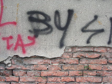 Wand, Gips, Graffiti, Gebäude, Wandbau - Funktion, Backstein, die Architektur, gebaute Struktur, Ziegelwand, Sprühfarbe, Kommunikation, Text, keine Leute, Stadt, westliche Schrift, texturiert, Tag, Kunst und Handwerk, Großbuchstabe, Straße, Emotion, Muster, Botschaft, draußen, positive Emotionen, 2K, CC0, gemeinfrei, lizenzfrei
