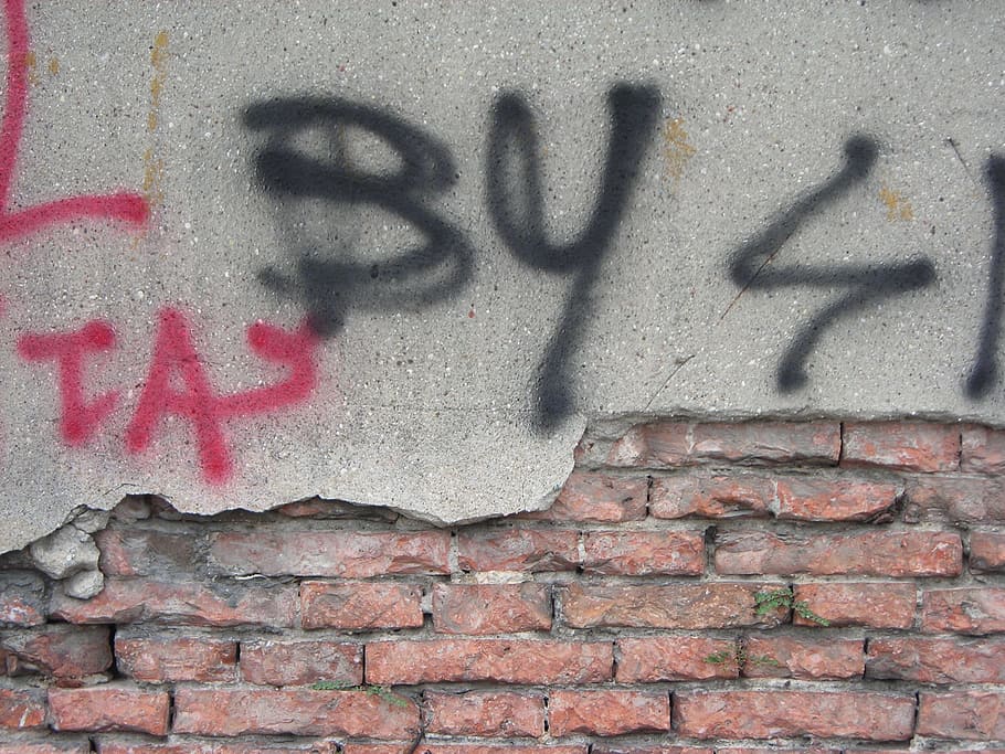 Wand, Gips, Graffiti, Gebäude, Wandbau - Funktion, Backstein, die Architektur, gebaute Struktur, Ziegelwand, Sprühfarbe, Kommunikation, Text, keine Leute, Stadt, westliche Schrift, texturiert, Tag, Kunst und Handwerk, Großbuchstabe, Straße, Emotion, Muster, Botschaft, draußen, positive Emotionen, 2K