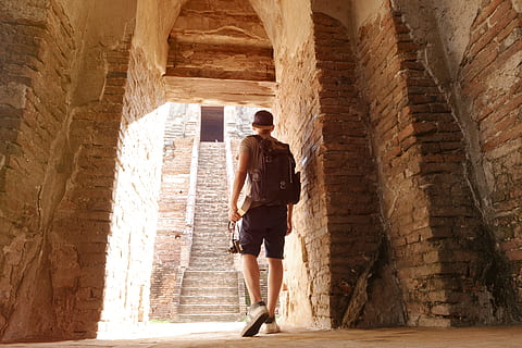 Treppe, Mann, Person, Ziegel, Attraktion, Rucksack, Ziegelwand, Tourist, Reise, reisender, wandern, in voller Länge, die Architektur, eine Person, gebaute Struktur, Stehen, Legere Kleidung, Tag, Sonnenlicht, Männer, Wandbau - Funktion, Erwachsene, Gebäude, junger Erwachsener, Freizeitbeschäftigung, Lebensstile, junge Männer, Geschichte, echte Menschen, die Vergangenheit, architektonische Säule, 4K, CC0, gemeinfrei, lizenzfrei