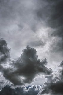 foto in scala di grigi, nuvole, fotografia ad angolo basso, nero, bianca, cielo, cielo drammatico, tempesta, alzando lo sguardo, natura, tempo metereologico, all'aperto, nube, tempestoso, nuvola drammatica, drammatico, nuvoloso, nuvola - cielo, bellezza nella natura, Inquadratura dal basso, scenics - natura, la tranquillità, nessuno, giorno, Cloudscape, scena tranquilla, soffice, sfondi, Colore bianco, nuvola temporalesca, infausto, morbidezza, meteorologia, 5K, CC0, dominio pubblico, privo di copyright