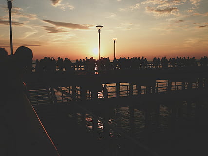 spiaggia, nuvole, folla, bacino, sera, lampione, oceano, persone, mare, sagome, cielo, le scale, sole, Alba, tramonto, acqua, silhouette, nuvola - cielo, colore arancione, architettura, natura, struttura costruita, persone reali, strada, stili di vita, città, bellezza nella natura, ringhiera, attività di svago, uomini, all'aperto, 2K, CC0, dominio pubblico, privo di copyright