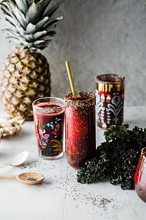 zwei, Trinkglas, rot, Flüssigkeit, Ananas, Grün, Blätter, klar, Weiß, Plastiklöffel, Ananasfrucht, Gemüse, Obst, Rüben, Getränk, Essen und Trinken, Lebensmittel, Tabelle, Stillleben, drinnen, Frische, Container, keine Leute, gesundes Essen, Krug, Wohlbefinden, Nahansicht, Erfrischung, Fokus auf den Vordergrund, Tropische Frucht, Haushaltsausstattung, Glas, Versuchung, 5K, CC0, gemeinfrei, lizenzfrei