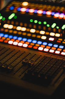 flach, fokus fotografie, Audio-, Rührgerät, schwarz, grau, DJ-Mixer, Equalizer, gedreht, Digital, elektronisch, Taste, Technologie, Mischen, Mischtisch, Ausrüstung, Licht, Musik-, klingen, Gerät, Musiktechnik, Potentiometer, buton, Tontechnik, Tonaufzeichnungsgeräte, Kunst, Kultur und Unterhaltung, Tonmischer, Steuerung, Studio, Aufnahmestudio, beleuchtet, Nahansicht, Nacht-, Schalttafel, drinnen, selektiver Fokus, keine Leute, Musikinstrument, Knopf, Verstärker, elektrische Ausrüstung, Nachtleben, Druckknopf, Audio-Elektronik, 1080P, CC0, gemeinfrei, lizenzfrei