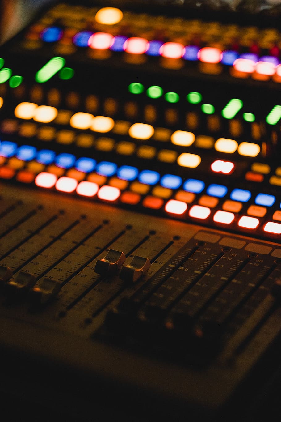 overfladisk, fokus fotografering, lyd, mixer, sort, grå, dj mixer, equalizer, vendt, digital, elektronisk, knap, teknologi, blande, blandebord, udstyr, lys, musik, apparat, musikalsk teknik, potentiometer, lydudstyr, lydoptagelsesudstyr, kunstkultur og underholdning, lyd mixer, kontrollere, studie, lydstudie, belyst, tæt på, nat, kontrolpanel, indendørs, selektiv fokusering, ingen mennesker, musikinstrument, knop, forstærker, elektrisk udstyr, natteliv, trykknap, lydelektronik, 1080P