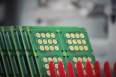 pcb, circuit imprimé, La technologie, imprimé, ingénierie, industrie, carte mère, composant, semi-conducteur, technique, électronique, couleur verte, fermer, personne, Industrie électronique, dans une rangée, se concentrer sur le premier plan, journée, en plein air, équipement informatique, la communication, usine, affaires, ordre, équipement, rouge, mise au point sélective, économie, équipement électrique, 5K, CC0, domaine public, libre de droits