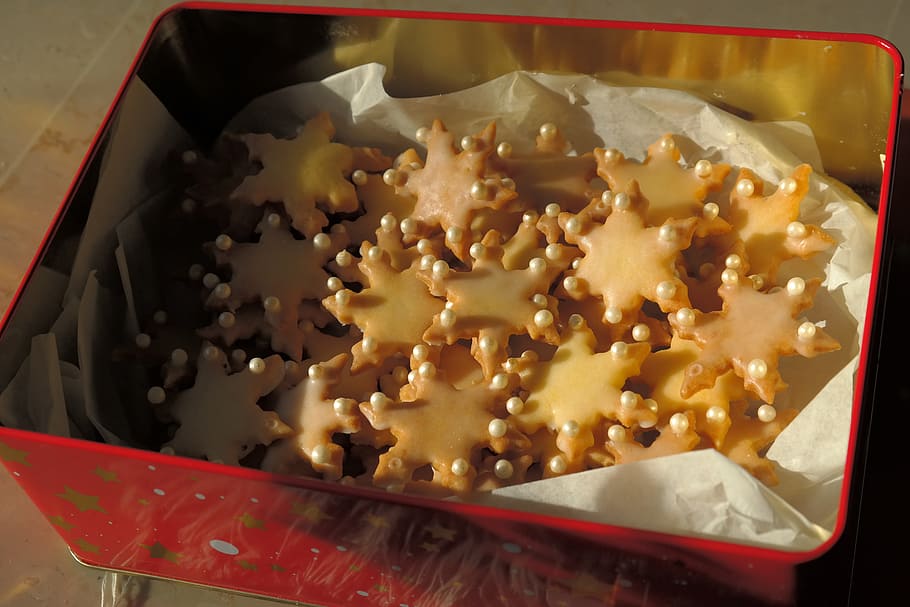 cookie, pot de galetes, Caixa, asterisc, hora de nadal, dolç, deliciós, mossegada, ausstecherle, estrella, decorat, ornament, comptes, tallador de galetes, enfornar, cookies, petits pastissos, Nadal, forma, galetes de Nadal, massa d’enus, menjar, menjar i beguda, primer pla, cap gent, contenidor, frescor, a l'interior, vista d’angle alt, menjar poc saludable, natura morta, paper, estri de cuina, llest per menjar, metall, menjar dolç, caixa-contenidor, indulgència, benestar, gran grup d'objectes, berenar, temptació, acer, 5K