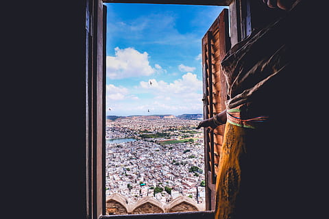 finestra in legno marrone, bianca, dipinto, case, giorno, paesaggio urbano, architettura, posto famoso, Europa, città, Italia, cielo, scena urbana, viaggio, destinazioni di viaggio, Paesaggi, skyline urbano, turismo, panoramico, all'aperto, finestra, Casa, storia, struttura costruita, esterno dell'edificio, costruzione, nuvola - cielo, quartiere residenziale, natura, vetro - materiale, nessuno, trasparente, 5K, CC0, dominio pubblico, privo di copyright