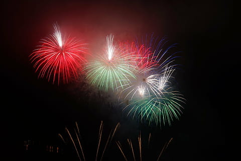 grøn, rød, fyrværkeri, raket, hvid, bombe, nytårsaften, bruser af gnister, pyroteknik, nytårsdag, fyrværkeri kunst, lys, eksplodere, farverig, farve, højt fyrværkeri, effekt kroppen, fyrværkeri effekt, begivenhed, fest, bevægelse, eksploderer, kunstkultur og underholdning, nat, belyst, fyrværkeri - menneskeskabt objekt, himmel, ingen mennesker, sløret bevægelse, lang eksponering, natur, emotion, røg - fysisk struktur, udendørs, spænding, festival, 5K, CC0, offentligt domæne, royaltyfrie