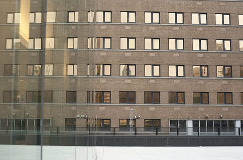 bygning, refleksioner, design, arkitektur, bybilledet, ydre, konstruktion, facade, spejl, bygget struktur, bygning udvendig, vindue, fuld ramme, ingen mennesker, baggrunde, by, dag, gentagelse, udendørs, glas - materiale, i en række, afspejling, mønster, sollys, boligområde, side om side, lejlighed, 4K, CC0, offentligt domæne, royaltyfrie