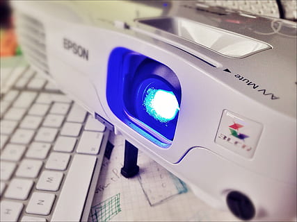 foto, branco, projetor, beamer, apresentação, seminário, unidade, Treinamento, clientes, presente, Educação, tecnologia, computador, equipamentos de informática, teclado de computador, teclado, fechar-se, o negócio, dentro de casa, tecnologia sem fio, comunicação, ninguém, computador portátil, foco seletivo, escritório, equipamento, conexão, desktop PC, azul, mesa, botão de apertar, 2K, CC0, domínio público, royalty free