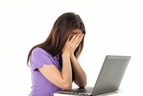 kvinde, lilla, top, sidder, foran, grå, bærbar computer, pige, computer, notesbog, hvid baggrund, følelser, mennesker, arbejde, træthed, bærbar, teknologi, trådløs teknologi, bruger bærbar computer, sorg, depression - sorg, voksen, Kvinder, meddelelse, en person, forbindelse, studio skud, emotion, skåret ud, overraskelse, følelsesmæssig stress, hunner, internet, frustration, utilfreds, hånd, irritation, håbløshed, 4K
