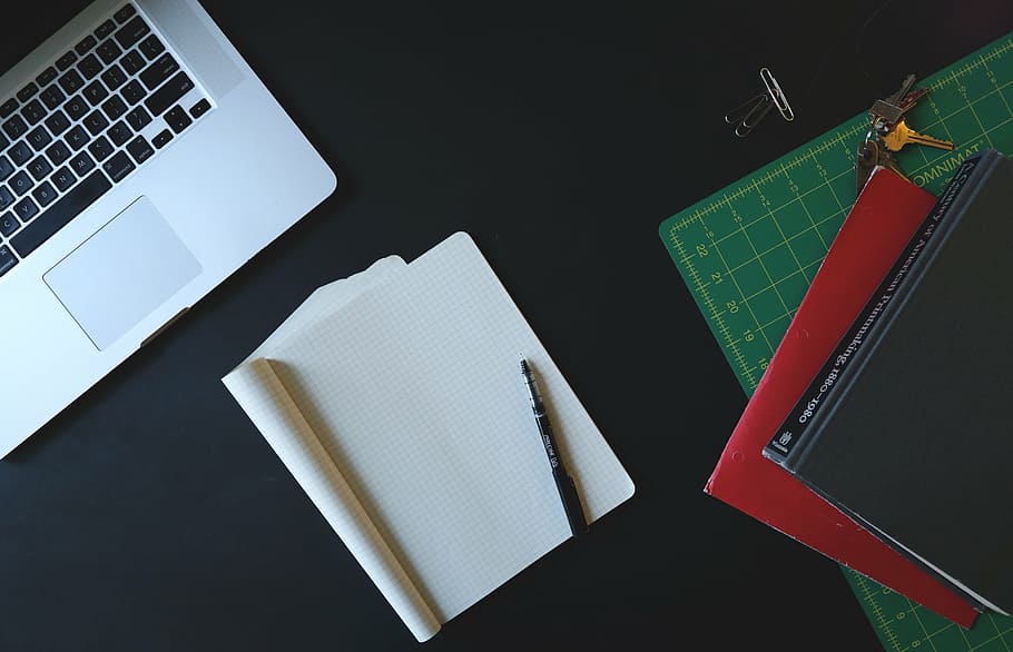 sort, kuglepen, hvid, notesbog, Print, papir, bord, notesblok, graf papir, pen, bøger, bærbar, computer, teknologi, forretning, kontor, skrivebord, trådløs teknologi, ingen mennesker, meddelelse, tæt på, studio skud, sort baggrund, indendørs, dag, forbindelse, computerudstyr, høj vinkel visning, stilleben, bærbar informationsenhed, internet, sort farve, natur, tastatur, blank, 5K