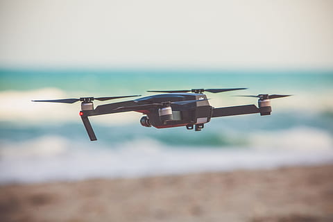 fryling, schwarz, Drohne, selektiv, fokus fotografie, Zeitraffer Fotografie, fliegend, Quadcopter-Drohne, Party, Welle, Luftfahrzeug, Flugzeug, Meer, Transport, Himmel, Militär-, Hubschrauber, Tag, draußen, Bewegung, in der Luft, Transportmittel, Natur, unterwegs, Fokus auf den Vordergrund, Wasser, Seitenansicht, einzelnes Objekt, Reise, Land, Menschen, Ebene, Aggression, 5K
