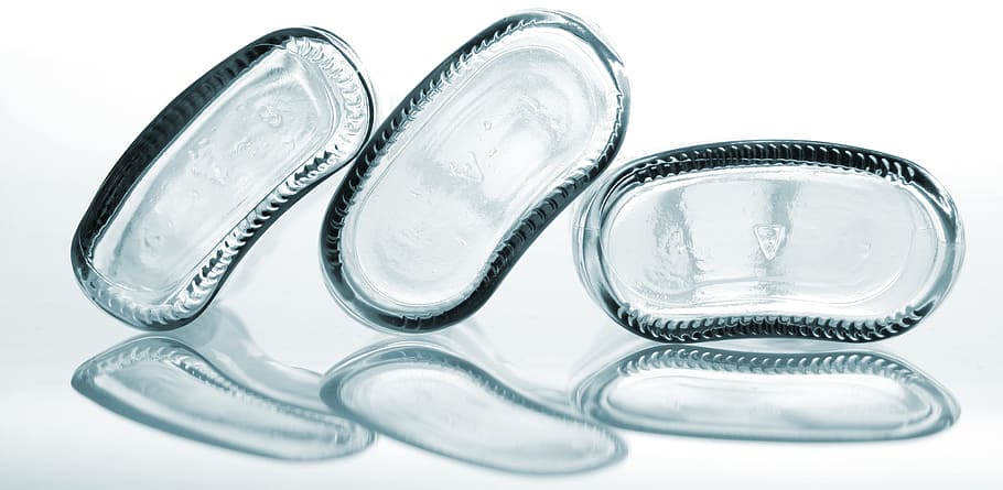 tre, klar, glasflasker, abstrakt, flaske, flasker, ren, glas, hvid baggrund, gruppe af objekter, skåret ud, indendørs, mad og drikke, studio skud, gennemsigtig, sølv - metal, ingen mennesker, cirkel, metal, geometrisk form, skinnende, forfriskning, glas - materiale, form, mad, tre objekter, tæt på, lille gruppe af objekter, sølvfarvet, 2K