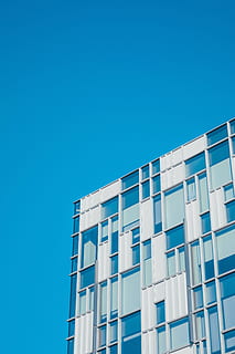 Basso, fotografia ad angolo, bianca, alzavola, dipinto, costruzione, foto, blu, grattacielo, alto edificio, geometrico, facciata, esterno, architettura, moderno, finestra, esterno dell'edificio, struttura costruita, scena urbana, cielo, appartamento, edificio per uffici, all'aperto, vetro - materiale, città, industria di costruzioni, nessuno, nuovo, attività commerciale, copia spazio, cielo sereno, Inquadratura dal basso, natura, giorno, luce del sole, ufficio, edificio per uffici esterno, 5K, CC0, dominio pubblico, privo di copyright