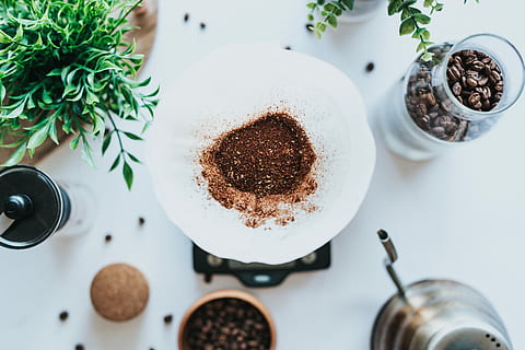 klar, glaskrukke, kaffebønner, hvid, bord, top, se billede, Brun, kaffepulver, filter, kaffe, grunde, making, bønner, mad og drikke, kaffe - drikke, drikke, forfriskning, indendørs, direkte over, høj vinkel visning, stilleben, friskhed, ingen mennesker, kop, mad, kaffekop, krus, malet kaffe, plante, potteplante, porcelæn, 5K, CC0, offentligt domæne, royaltyfrie
