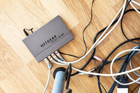 NETGEAR, langaton, modeemi, parkettilattiat, verkkoyhteys, reititin, tietoverkko, verkko, yhtiö, työpaikka, toimisto, kaapeli, tekniikka, viestintä, yhteys, sisällä, teksti, korkea kulma, pöytä, läntinen käsikirjoitus, puu - materiaali, tietokoneverkko, ei ihmisiä, puu, sähkö, Internet, lattianpäällyste, langaton tekniikka, tietokonelaitteisto, asetelma, kovapuulattia, virtalähde, monimutkaisuus, 4K, CC0, public domain, rojaltivapaa