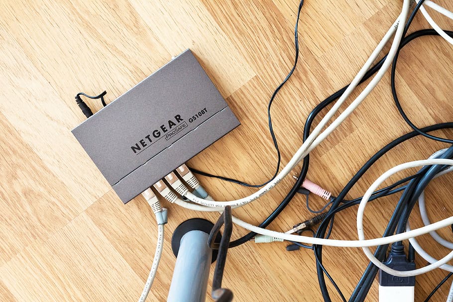 netgear, sense fils, mòdem, parquet, connexió de xarxa, encaminador, xarxa de dades, xarxa, empresa, lloc de treball, oficina, cable, tecnologia, comunicació, connexió, a l'interior, text, vista d’angle alt, taula, guió occidental, material de fusta, xarxa d’ordinadors, cap gent, fusta, electricitat, Internet, sòls, tecnologia sense fils, equips informàtics, natura morta, terres de fusta dura, Font d'alimentació, complexitat, 4K
