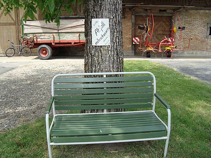 banc, nota, amable, planta, dia, seient, cap gent, buit, transport, manera de transport, absència, naturalesa, herba, vehicle terrestre, a l'aire lliure, arquitectura, estructura construïda, exterior de l'edifici, arbre, estacionari, color verd, comunicació, Banc del parc, 2K, CC0, domini públic, lliure de regalies