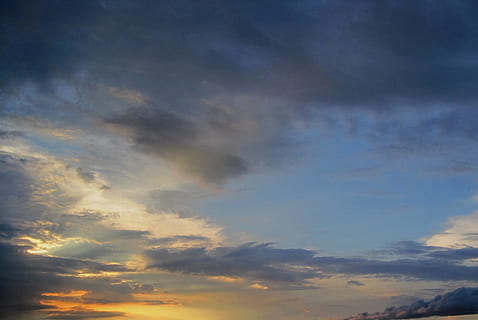 himmel, mörka moln, vita moln, moln, djup gult streck, solnedgång, skymning, moln - himmel, skönhet i naturen, natur, scenics, dramatisk himmel, scenics - natur, lågvinkelvy, lugn, clouds, inget folk, lugn plats, bakgrunder, humörlig himmel, miljö, idyllisk, blå, utomhus, vördnad, meteorologi, abstrakt, 1080P, CC0, offentligt domän, royaltyfria
