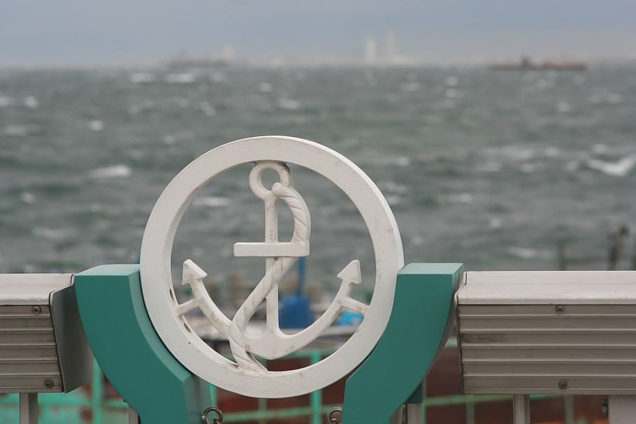 àncora, senyal, marca d’aigua, onada, ones de cresta blanca, badia de Tokio, per una altra banda, keiyo zona industrial, parc d’umikaze, creuar la passarel·la, yokosuka, kanagawa, Japó, centrar-se en primer pla, dia, cap gent, aigua, primer pla, naturalesa, a l'aire lliure, estructura construïda, arquitectura, forma, ciutat, comunicació, exterior de l'edifici, Color blanc, forma geomètrica, cercle, metall, material de fusta, barana, 2K