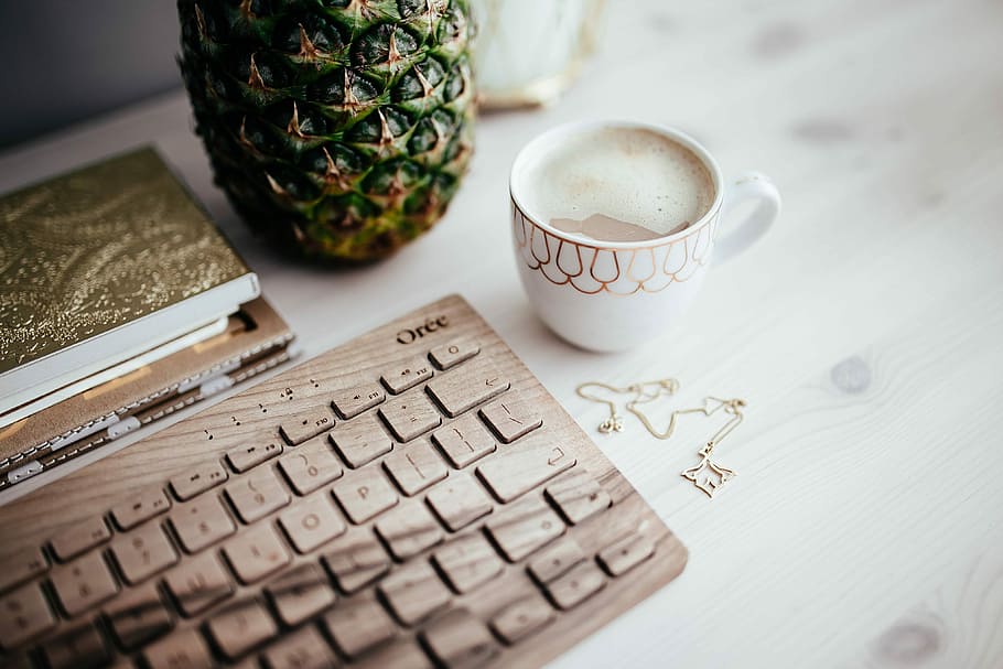 teclat, tassa, cafè, fusta, tassa de café, tecnologia, escriptori, oree, cappuccino, hipster, caffe, negocis, taula, teclat d’ordinador, material de fusta, ordinador, beure, cap gent, a l'interior, menjar i beguda, primer pla, dia, text, refresc, guió occidental, tassa de cafè, beguda calenta, comunicació, cafè - beguda, menjar, natura morta, paper, tir de l'estudi, Nadal, tassa de te, 4K