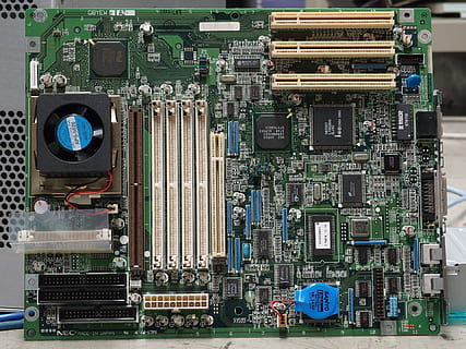 grøn computer bundkort, teknologi, computer, bundkort, chips, hardware, desktop, hukommelse, bus, ventilator, elektronik, komponenter, dioder, stik, spillemaskiner, havne, brædder, CMOS, batteri, vædder, fatning, kredsløb, forbindelse, bygning udvendig, bygget struktur, ingen mennesker, arkitektur, computerchip, elektronikindustrien, kredsløbsplade, by, kompleksitet, høj vinkel visning, industri, dag, udendørs, meddelelse, brændstof og elproduktion, moderne, transportmidler, bybilledet, elektrisk udstyr, Strømforsyning, 1080P, CC0, offentligt domæne, royaltyfrie