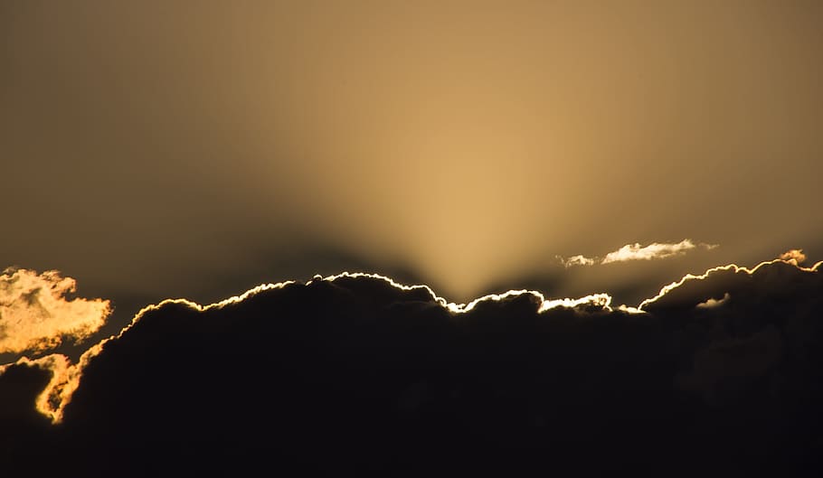 Himmel, Wolke, Sonnenuntergang, Sonnenstrahlen, golden, Australien, Natur, wolke - himmel, Wetter, Hintergründe, Wolkengebilde, draußen, keine Leute, schwarzer Hintergrund, Tag, Schönheit in der Natur, Sturm, Sonnenlicht, Dramatischer Himmel, Szenen - Natur, dunkel, kopieren sie platz, beleuchtet, Umgebung, Silhouette, Berg, hell, Meteorologie, Kraft in der Natur, bedrohlich, 2K