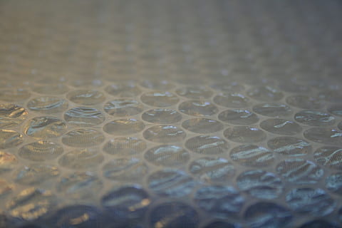 nærbillede foto, hvid, boble, wrap, bobleplast, gennemsigtig, emballage, materiale, beskyttelse, luft, isolering, pakke, beskytte, levering, parcel, tekstureret, indpakning, blød, skrøbelig, pakning, pude, plast, baggrunde, mønster, abstrakt, fuld ramme, ingen mennesker, selektiv fokusering, tæt på, vand, indendørs, dråbe, drikke, mad og drikke, forfriskning, våd, glas - materiale, natur, stilleben, renhed, 1080P, CC0, offentligt domæne, royaltyfrie