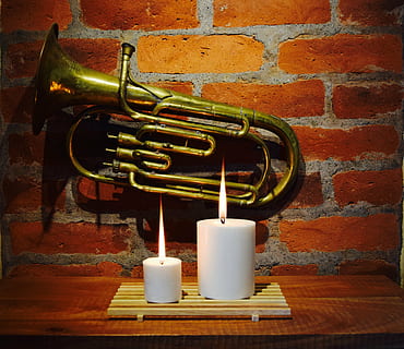 espelmes, blanc, llum, flama, foc, cera, fosc, negre, decoració, brillar, cremar, celebració, cremant, religió, festa, brillant, pau, calor, spa, romàntic, il·luminar, candelabro, espiritual, nit, música, trompeta, instrument musical, so, estil retro, passat de moda, música de jazz, maó, funció de construcció de parets, paret de maó, paret, vela, cap gent, a l'interior, natura morta, primer pla, estructura construïda, arquitectura, taula, Color blanc, material de fusta, vermell, text, 4K, CC0, domini públic, lliure de regalies