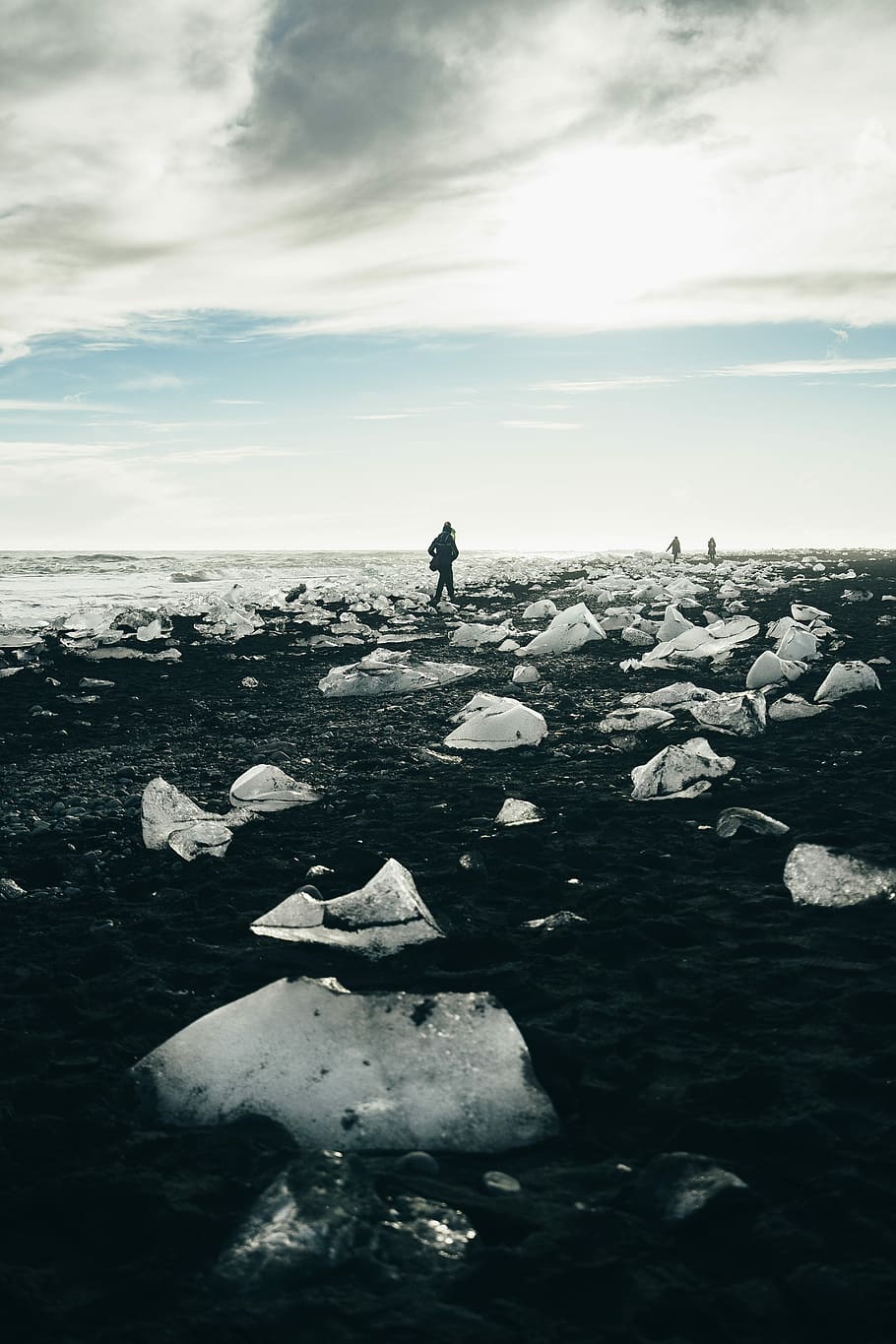 persona, a piedi, accanto, corpo, acqua, giorno, Senza titolo, ghiaccio, sfondo, sfondi per iPhone, sfondo dello schermo di blocco, riva, costa, oceano, spiaggia, freddo, nuvoloso, nube, wafe, roccia, una persona, cielo, solido, roccia - oggetto, mare, nuvola - cielo, bellezza nella natura, natura, persone reali, lunghezza intera, terra, scenics - natura, attività di svago, stili di vita, la tranquillità, orizzonte sull'acqua, all'aperto, 5K