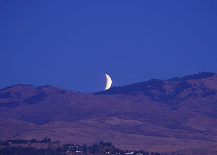Mond-, Finsternis, Mond, steigend, Nachthimmel, Supermond, Hügel, Himmel, Szenen - Natur, Berg, Schönheit in der Natur, ruhige Szene, Nacht-, keine Leute, Natur, Umgebung, klarer Himmel, kopieren sie platz, Blau, Ruhe, Landschaft, Platz, Dämmerung, Gebirge, draußen, Land, Vollmond, Astronomie, planetarischer Mond, 2K, CC0, gemeinfrei, lizenzfrei