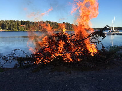 ild, midsommer, hav, bål, vand, brænding, sø, brand - naturligt fænomen, natur, himmel, flamme, træ, røg - fysisk struktur, plante, varme - temperatur, ingen mennesker, miljøspørgsmål, orange farve, miljø, skønhed i naturen, udendørs, jord, forurening, luftforurening, 2K, CC0, offentligt domæne, royaltyfrie