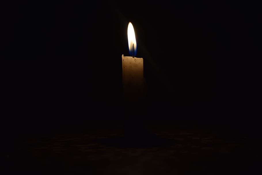 Feuer, Kerze, Licht, dunkle Nacht, dunkel, Nacht-, schwarz, Wachs, brennen, Symbol, Kerzenlicht, hell, Hitze, hoffen, Gelb, Weiß, Liebe, glühen, Frieden, Romantik, Flamme, Feuer - natürliches Phänomen, Verbrennung, Religion, beleuchtet, glühend, Licht - natürliches Phänomen, Lichtanlage, Spiritualität, Kirche, schwarze Farbe, Hitze - Temperatur, drinnen, schwarzer Hintergrund, Studioaufnahme, keine Leute, Natur, kopieren sie platz, Dunkelkammer, Wohnraum, einzelnes Objekt, Helligkeit, schmelzen, Licht am Ende des Tunnels, 5K