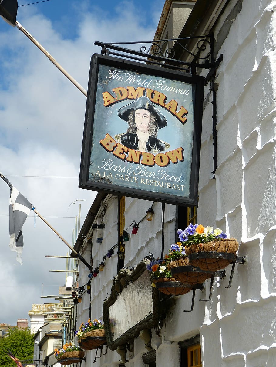 Schild, Pub, England, Cornwall, Vergütung, Restaurant, Flachwinkelansicht, die Architektur, Tag, wolke - himmel, draußen, gebaute Struktur, Gebäudehülle, Himmel, Darstellung, keine Leute, Natur, menschliche Darstellung, Blume, blühende Pflanze, Gebäude, Kommunikation, männliche Ähnlichkeit, Text, Glauben, Kunst und Handwerk, Religion, 4K