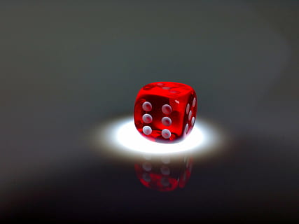cubo, rosso, fortuna, giocare, dado, gioco d'azzardo, giochi di svago, opportunità, girato in studio, rilassamento, attività di svago, cultura artistica e intrattenimento, in casa, avvicinamento, singolo oggetto, nessuno, forma cubica, copia spazio, illuminato, rischio, tavolo, sfondo colorato, sfondo nero, vita notturna, 4K, CC0, dominio pubblico, privo di copyright