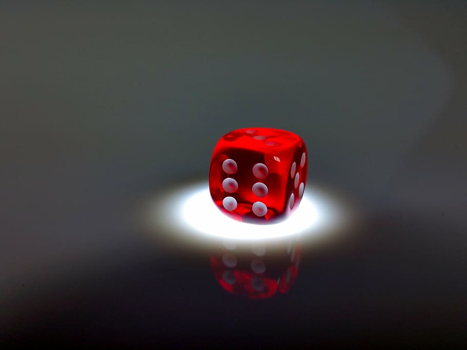 terning, rød, held, Spille, terninger, gambling, fritidsspil, mulighed, studio skud, lempelse, fritidsaktivitet, kunstkultur og underholdning, indendørs, tæt på, enkelt objekt, ingen mennesker, terningform, kopiere plads, belyst, risiko, bord, farvet baggrund, sort baggrund, natteliv, 4K