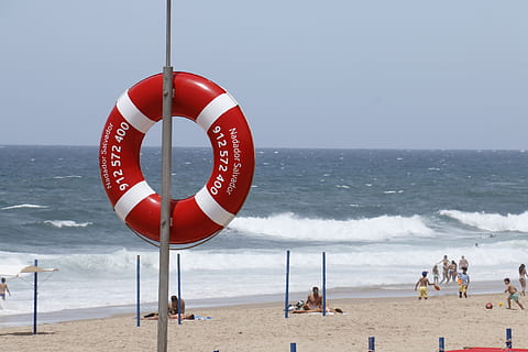 sicurezza, rosso, spiaggia, mar, mare, acqua, orizzonte sull'acqua, terra, orizzonte, bellezza nella natura, protezione, natura, cielo, scenics - natura, giorno, movimento, onda, cintura di vita, sabbia, struttura fatta dall'uomo, all'aperto, 2K, CC0, dominio pubblico, privo di copyright