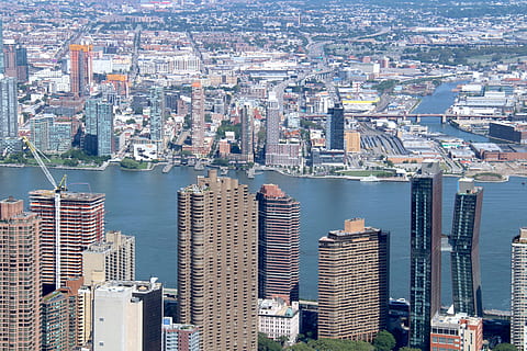 nosotros, Nueva York, punto de referencia, moderno, paisaje urbano, metropolitano, manhattan, céntrico, arquitectura, horizonte, rascacielos, metrópoli, turismo, negocio, estructura, urbano, torcido, edificio, exterior, torre, exterior del edificio, estructura construida, ciudad, agua, edificio de oficinas exterior, Distrito residencial, altura maxima, vista de alto ángulo, concurrido, multitud, día, río, vista aérea, Distrito financiero, al aire libre, bahía, 4K, CC0, dominio público, libre de derechos