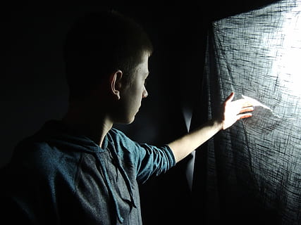 hombre, conmovedor, gris, textil, ligero, detrás, vistiendo, pull-over, parte superior, asomándose, dentro, oscuro, habitación, niño, paño, ventana, mirando, contraste, ropa, lágrima, Dep, toque, sombra, cara, pelo, una persona, adentro, disparo a la cabeza, vista lateral, retrato, adulto, adulto medio, hombres, ropa casual, iluminado, adulto joven, luz - fenómeno natural, vista de perfil, aprendizaje, gente real, 4K, CC0, dominio público, libre de derechos