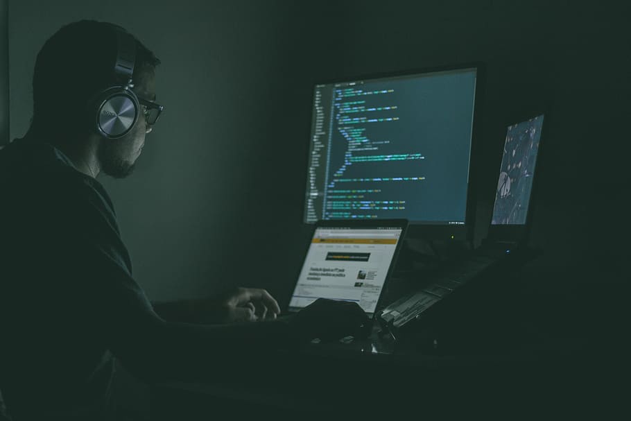 osoba, použitím, přenosné počítače, muž, přenosný počítač, obrazovka, kód, práce, kancelář, laptop, počítač, technologie, jedna osoba, pomocí počítače, sdělení, uvnitř, muži, obsazení, počítačové vybavení, spojení, sedící, skutečných lidí, počítačový monitor, pracovní, boční pohled, stůl, dospělý, bezpečnostní, zařízení, počítačový programátor, 5K