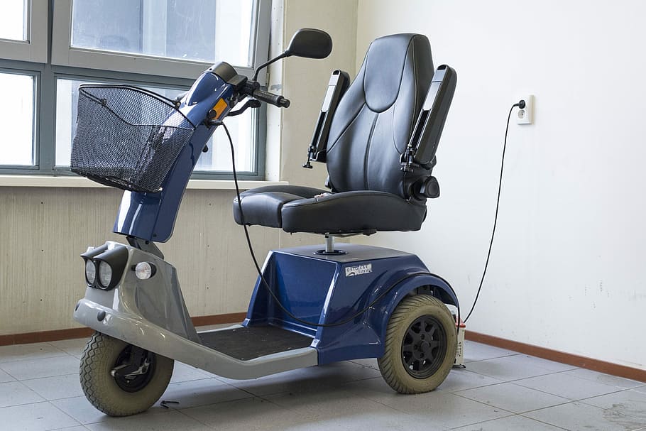 blau, gris, scooter de mobilitat, desactivat, mobilitat, wmo, participeu, participar, ajuda, home, handicap, malaltia, salut, gent gran, vellesa, sortint, a l'interior, dia, cap gent, tecnologia, transport, manera de transport, vehicle terrestre, scooter, vista lateral, viatjar, motoneta, estacionari, cotxe, arquitectura, aparcament, sòls, sendera, equipament, 5K