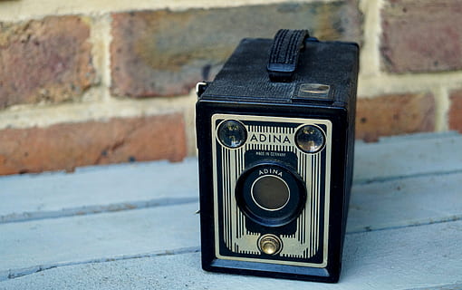 Kamera, alte Kamera, adina, Box-Kamera, Nostalgie, alt, retro, photographica, fotografieren, Kamera - Fotoausrüstung, altmodisch, Retro-Stil, Ausrüstung, Antiquität, obsolet, einzelnes Objekt, Technologie, Fotografie-Themen, Nahansicht, Objektiv - optisches Instrument, keine Leute, Fokus auf den Vordergrund, Stadt, Kunst, Kultur und Unterhaltung, Tag, Wand, Straße, Geschichte, schwarze Farbe, Druckknopf, 5K, CC0, gemeinfrei, lizenzfrei