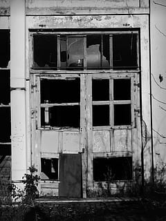 puerta, vaso, roto, disidente, marco de la puerta, fábrica, edificio, antiguo, rango de entrada, portón de madera, abandonado, ruina, lugares perdidos, decaer, ventana, destrucción, arquitectura, dañado, atropellar, exterior del edificio, estructura construida, nadie, obsoleto, deterioro, disminución, al aire libre, día, erosionado, industria, industria de construccion, arruinado, demolido, colapsando, 4K, CC0, dominio público, libre de derechos