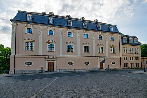 Weimar, Turingia Germania, Germania, città vecchia, vecchio edificio, Luoghi di interesse, cultura, arte, costruzione, storia, Anna Amalia, biblioteca, architettura, struttura costruita, esterno dell'edificio, città, strada, cielo, nuvola - cielo, nessuno, mezzi di trasporto, blu, finestra, natura, cartello, il passato, direzione, facciata, giorno, 5K, CC0, dominio pubblico, privo di copyright
