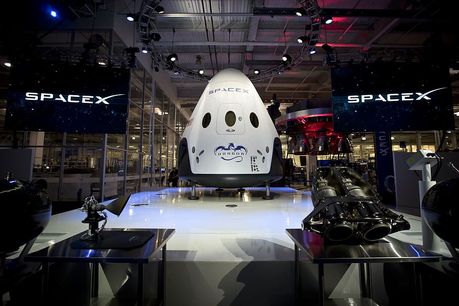 nau espacial, spacex, mòdul d’espai, càpsula, ciència, tecnologia, exploració, a l'interior, cap gent, dia, primer pla, arquitectura, transparent, il·luminat, nit, vidre - material, seient, persones reals, persones incidentals, taula, estructura construïda, centre comercial, reflexió, gent, botiga, finestra, cadira, compres, representació, 2K