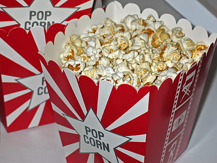 popcorn i boks, popcorn, biograf, snack, majs, sød, nippe, mad, knabberzeug, lækker, spise, sprød, korn, film, teater, underholdning, biograf fan, lærred, pause, biograf sæde, fritid, video, biografhal, biograf elskere, film festival, biografgængere, mad og drikke, tekst, ingen mennesker, vestlige script, indendørs, tæt på, kunstkultur og underholdning, meddelelse, rød, stribet, høj vinkel visning, stilleben, sund kost, fokus på forgrunden, skilt, friskhed, slankekure, 1080P, CC0, offentligt domæne, royaltyfrie