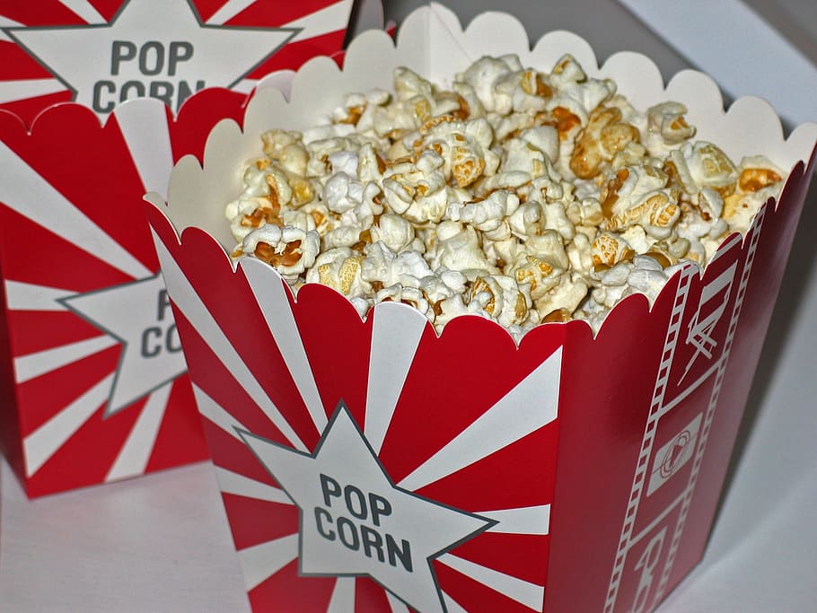popcorns v poli, popcorn, kino, Svačina, kukuřice, sladký, okusovat, jídlo, knabberzeug, Lahodné, jíst, křupavý, zrna, film, divadlo, zábava, kino fanoušek, plátno, přestávka, volný čas, video, kinosál, milovníky kina, filmový festival, diváků, jídlo a pití, text, nikdo, západní skript, uvnitř, detail, umělecká kultura a zábava, sdělení, Červené, pruhovaný, vysoký úhel pohledu, stálý život, Zdravé stravování, zaměřit se na popředí, podepsat, svěžest, diety, 1080P
