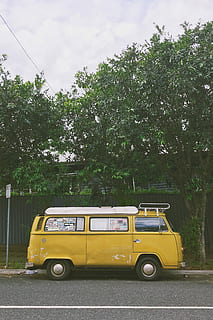 gul, van, parkeret, træer, træ, dagtimerne, vej, have, vw, campingvogn, klassisk bil, udendørs, rejse, transportere, hegn, skilt, humørsyg, transportform, transportmidler, land køretøj, plante, bil, motor køretøj, dag, by, natur, gade, stationær, ingen mennesker, retro stylet, offentlig transport, 4K, CC0, offentligt domæne, royaltyfrie